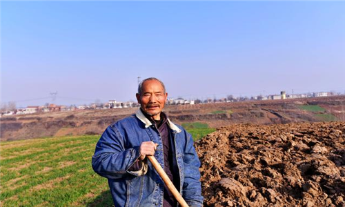 为了让土地得到充分而有效的利用,所以倡导农民自愿退出土地,这样就不